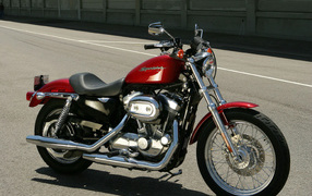 Красивый мотоцикл Harley-Davidson XL 883R Sportster Roadster