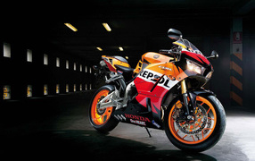 Красивый мотоцикл Honda CBR 600 RR