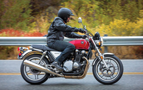 Красивый мотоцикл Honda CB 1100