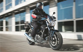 Красивый мотоцикл Honda NC 700 S