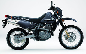Красивый мотоцикл Suzuki DR 650 SE