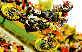 Красивый мотоцикл Suzuki RMX 450 Z