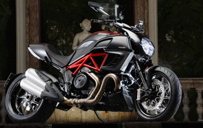 Красивый мотоцикл в москве Ducati Diavel