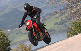 Красивый мотоцикл в москве Ducati Hypermotard