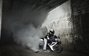 Красивый мотоцикл в москве Suzuki  GSX-R 1000