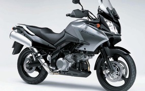 Красивый мотоцикл Suzuki V-Storm 1000  DL