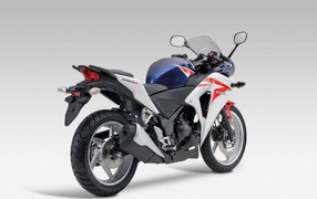 Мотоцикл модели Honda CBR 250 R