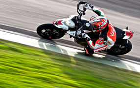 Быстрый мотоцикл Ducati Hypermot ard SP