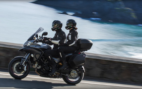 Быстрый мотоцикл Ducati Multistrada 1200 S Granturismo