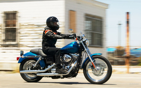 Быстрый мотоцикл Harley-Davidson Dyna Super Glide Custom