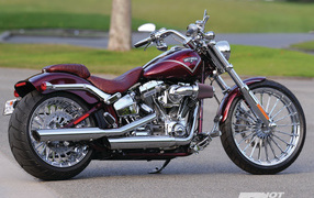 Быстрый мотоцикл Harley-Davidson Softail Breakout