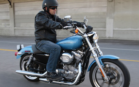 Быстрый мотоцикл Harley-Davidson XL 883L Sportster