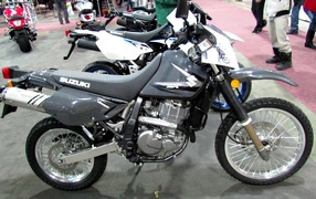 Быстрый мотоцикл Suzuki DR 650 SE