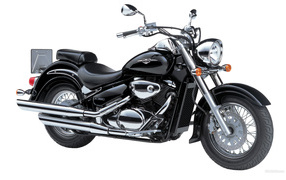 Быстрый мотоцикл Suzuki Intruder C800C