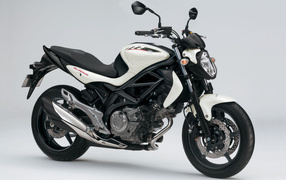 Быстрый мотоцикл Suzuki SFV 650
