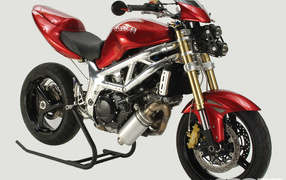 Быстрый мотоцикл Suzuki SV 650 S