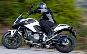 Быстрый мотоцикл Honda NC 700 X