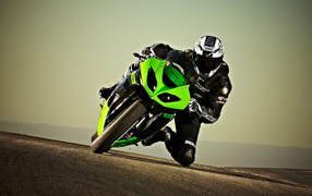 Быстрый мотоцикл Kawasaki Ninja ZX-6R
