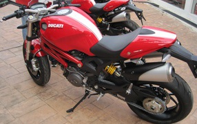 Невероятно быстрый мотоцикл Ducati Monster 796 Corse Stripe
