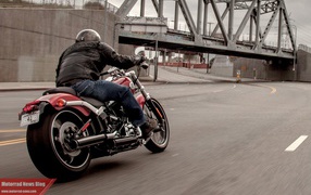 Невероятно быстрый мотоцикл Harley-Davidson CVO Breakout