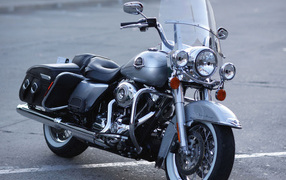 Невероятно быстрый мотоцикл Harley-Davidson Road King Anniversary Edition