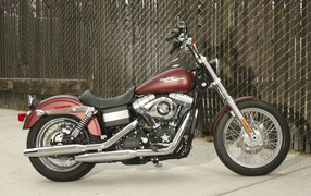 Мотоцикл модели Harley-Davidson Dyna Street Bob