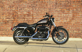 Мотоцикл модели Harley-Davidson XL 883R Sportster Roadster
