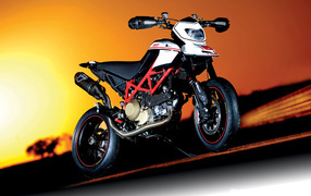 Новый мотоцикл Ducati Hypermotard SP