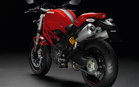 Новый мотоцикл на дороге Ducati Monster 796 Corse Stripe