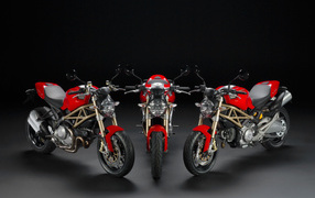 Новый мотоцикл на дороге Ducati Monster Diesel