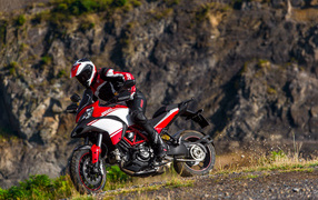 Новый мотоцикл на дороге Ducati Multistrada 1200 S Granturismo