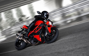 Новый мотоцикл на дороге Ducati Streetfighter 848