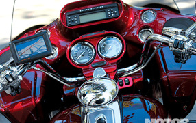 Новый мотоцикл на дороге Harley-Davidson CVO Road Glide Custom