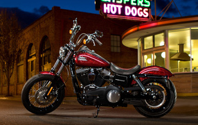 Новый мотоцикл на дороге Harley-Davidson Dyna Street Bob