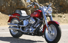 Новый мотоцикл на дороге Harley-Davidson Fat Boy