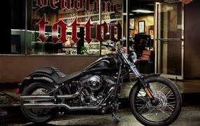 Новый мотоцикл на дороге Harley-Davidson Softail Blackline