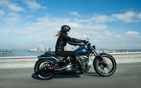 Новый мотоцикл на дороге Harley-Davidson Softail Breakout