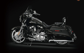 Новый мотоцикл на дороге Harley-Davidson Street Glide