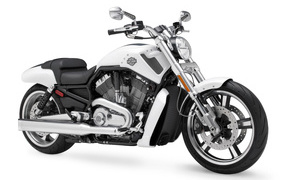 Новый мотоцикл на дороге Harley-Davidson V-Rod Muscle