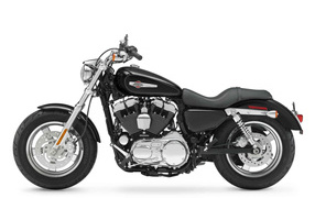 Новый мотоцикл на дороге Harley-Davidson XL 1200C Sportster Custom
