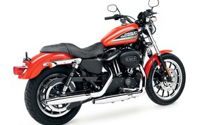 Новый мотоцикл на дороге Harley-Davidson XL 883R Sportster Roadster