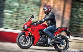Новый мотоцикл на дороге Honda CBR 500 R