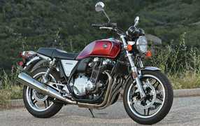 Новый мотоцикл на дороге Honda CB 1100