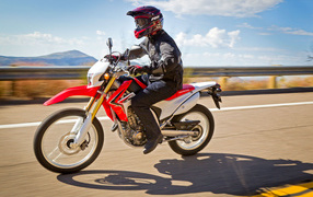 Новый мотоцикл на дороге Honda CRF 250 L
