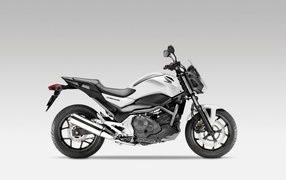 Новый мотоцикл на дороге Honda NC 700 S