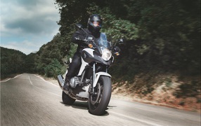 Новый мотоцикл на дороге Honda NC 700 X