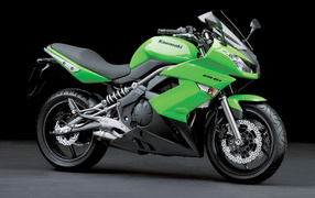 Новый мотоцикл на дороге Kawasaki ER-6f