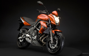 Новый мотоцикл на дороге Kawasaki ER-6n