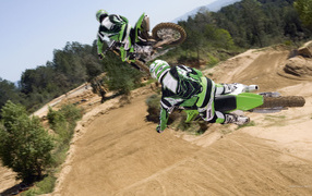 Новый мотоцикл на дороге Kawasaki KX 250 F