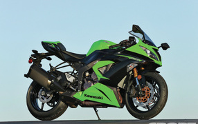 Новый мотоцикл на дороге Kawasaki Ninja ZX-6R 636 Performance